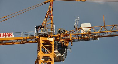 45 metre yüksekteki vinçte oğlunun doğum gününü kutlayıp, namaz kıldı