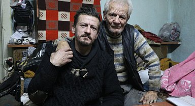 84 yaşındaki baba, görme engelli oğlunun bakımı için ev maketleri yapıyor