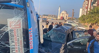 Adana'da yolcu midibüsü ile cip çarpıştı: 7 yaralı