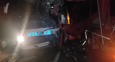 Afyonkarahisar'da yolcu otobüsü ile TIR çarpıştı: 11 yaralı