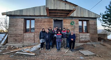 Akademisyen ve öğrencilerinden depremzede kadına sıkıştırılmış toprak tekniğiyle ev