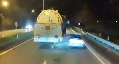 Alkollü sürücünün otomobili, tankerle bariyer arasında sıkıştı; 3 yaralı