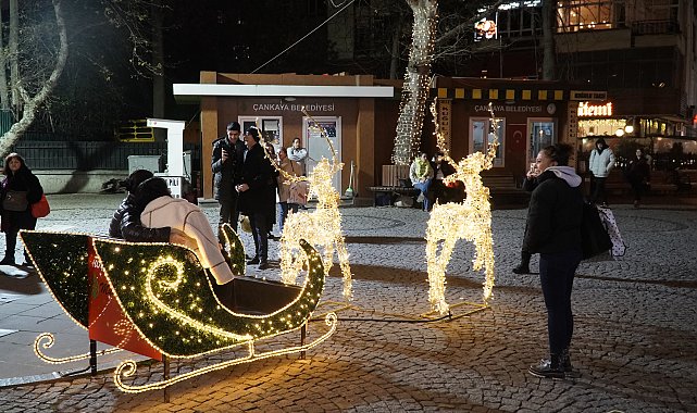 Ankara'da park ve caddeler yılbaşı için süslendi