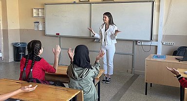 Anne ve babası işitme engelli olan Deniz, çocuklara gönüllü olarak işaret dili öğretiyor