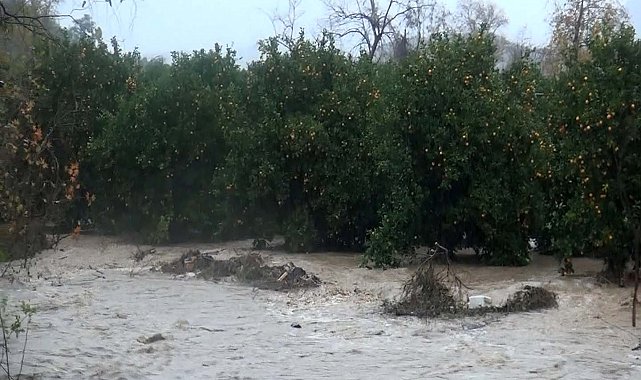 Antalya'da sağanak; şimşekler gökyüzünü aydınlattı