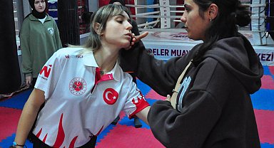 Antrenör Şükran'dan hemcinslerine savunma eğitimi