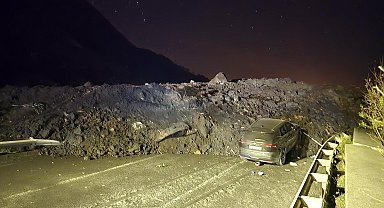 Artvin'de heyelan; Karadeniz Sahil Yolu ulaşıma kapandı -Yeniden