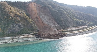 Artvin'de heyelan; Karadeniz Sahil Yolu ulaşıma kapandı