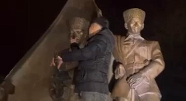 Atatürk Anıtı'na çıkıp saygısızlık yapan şüpheli gözaltına alındı
