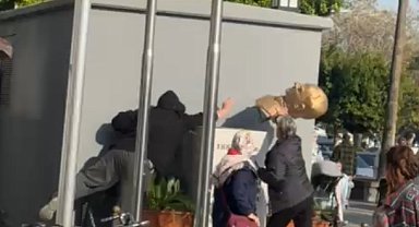 Atatürk büstünü iterek düşürdü