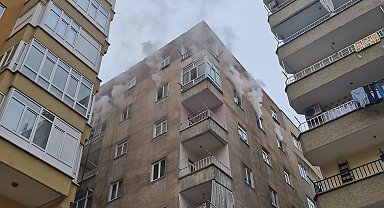 Banyoya götürmek istedikleri odun sobası devrilince yangın çıktı