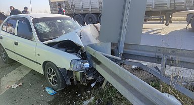 Bariyere çarpan otomobildeki 2 kişi yaralandı