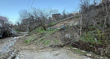 Bartın'da heyelan köy yolunu kapattı