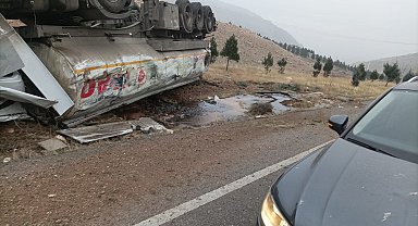 Batman'da devrilen tankerin şoförü yaralandı, dökülen ham petrol etrafa saçıldı