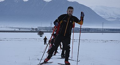 Bitlis'te kar yağdı, kayakçılar çalışmalarına başladı