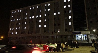 Bitlis'te Suriyeli öğrencilerden ışıklı kutlama