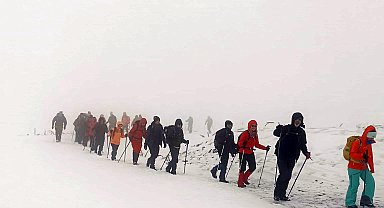 Bolu'da 45 dağcı, 'Dünya Dağlar Günü' öncesi karla kaplı Köroğlu Dağının zirvesine tırmandı