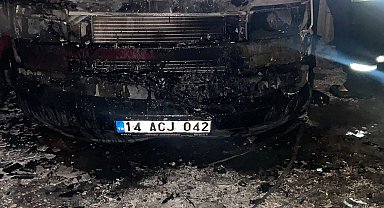 Bolu'da apartmanın garajında bulunan 2 araç alev aldı, vatandaşlar zor anlar yaşadı