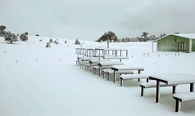 BURDUR - Salda Kayak Merkezi'ne mevsimin ilk karı yağdı