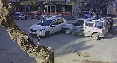 Bursa'da hafif ticari araç ile otomobilin çarpıştığı kaza anı kamerada: 3 yaralı