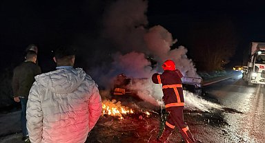 Bursa'da mobilya yüklü kamyonet alev alev yandı; o anlar kamerada