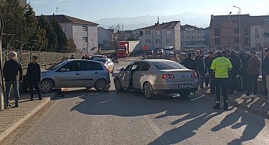 Bursa'da otomobiller kafa kafaya çarpıştı: 4 yaralı