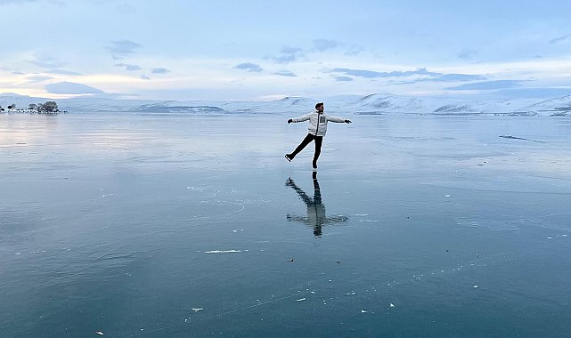 Buz pateni antrenöründen Çıldır Gölü'nde buz dansı