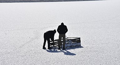 Buz tutan göllerde 'Eskimo' usulü balık avı