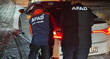 Buzlu yolda mahsur kalan sürücüleri AFAD kurtardı