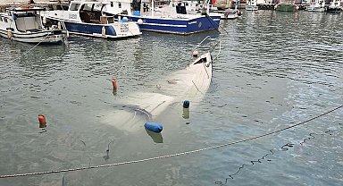 Çanakkale'de 8 metrelik Alman bayraklı tekne battı