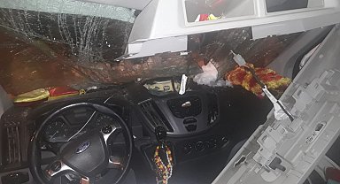 Çatıdan düşen kar, kamyonete hasar verdi