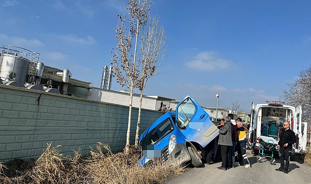 Cep telefonuna bakarken sulama kanalına devrilen minibüsünde yaralandı