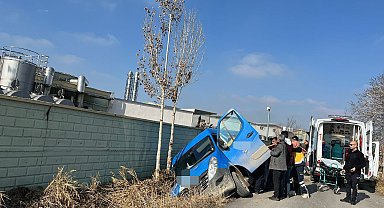 Cep telefonuna bakarken sulama kanalına devrilen minibüsünde yaralandı