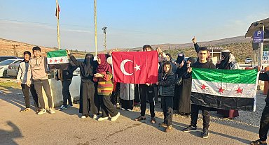 Cilvegözü Gümrük Kapısı'nda kutlama; 'Artık özgürüz, herkes vatanına dönsün'