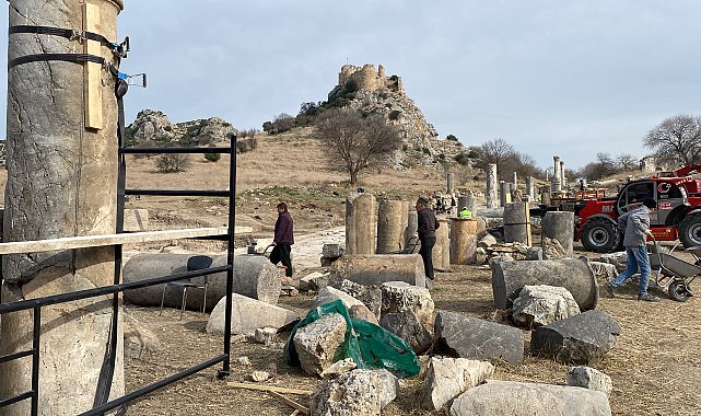 Çukurova'nın Efes'inde depremde yıkılan sütunlu yol, ayağa kaldırılıyor