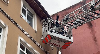 Dairede kilitli kalan Alzheimer hastasını itfaiye kurtardı