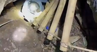 Define aramak için kazdıkları 30 metrelik çukurda yakalandılar