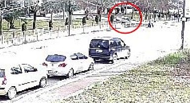 Dereye uçan otomobilin sürücüsü yaralandı; kaza kamerada