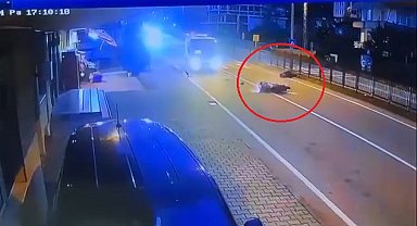 Devrilen motosikletin sürücüsünün yaralandığı kaza kamerada