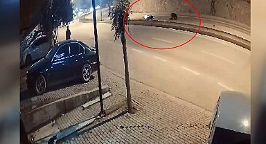 Devrilen motosikletinden düşüp, tekrar binerek yoluna devam etti; kaza kamerada