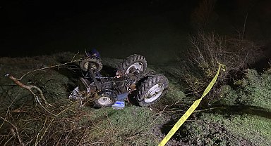 Devrilen traktörün altında kalan sürücü öldü