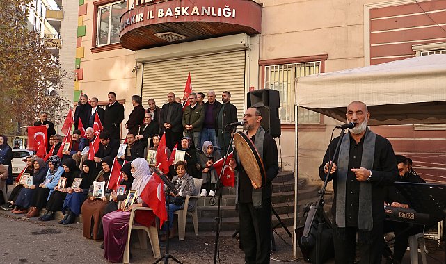 Diyarbakır'da evlat nöbeti tutan ailelere dayanışma konseri
