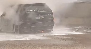 Diyarbakır'da seyir halindeyken alev alan cip yandı