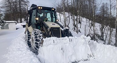 Doğu Karadeniz'de 330 yerleşim yerinin yolu kardan kapandı