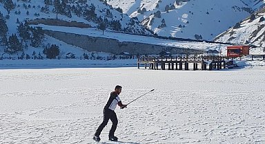 Donan 1700 rakımdaki gölde buz pateni