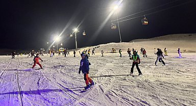 Erciyes'te yeni yıl öncesi 'gece kayağı'
