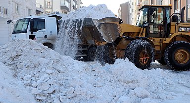 Erzurum'da günde 970 kamyon kar, şehir dışına taşınıyor