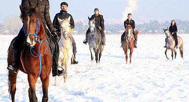 Erzurum'da karla kaplı ovada 'atlı safari'