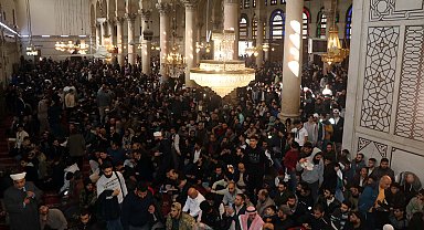 Esad sonrası Şam'ın simgesi Emevi Camisi'nde ilk cuma namazına yoğun ilgi