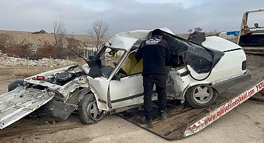 Eskişehir'de beton elektrik direği ve evin duvarına çarpan otomobilin sürücüsü öldü
